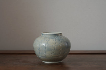 KM2 薄瑠璃陰刻線文壺　川端まさみ