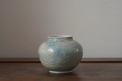 KM2 薄瑠璃陰刻線文壺　川端まさみ