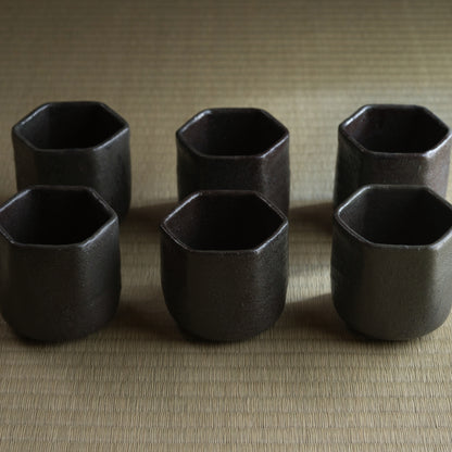 ko.IA13.6.0 伊藤明美　黒釉六角筒向付