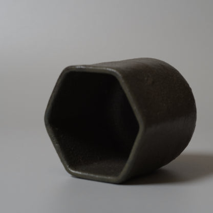 ko.IA13.6.0 伊藤明美　黒釉六角筒向付