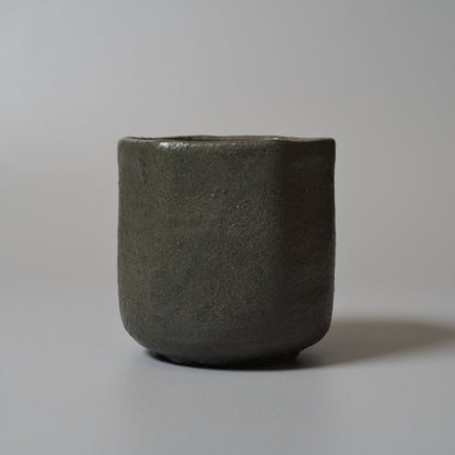 ko.IA13.6.0 伊藤明美　黒釉六角筒向付